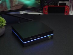 Mini-komputer do gier Yohris z portami skierowanymi do przodu i paskiem świetlnym LED (źródło obrazu: ETA PRIME/YouTube)