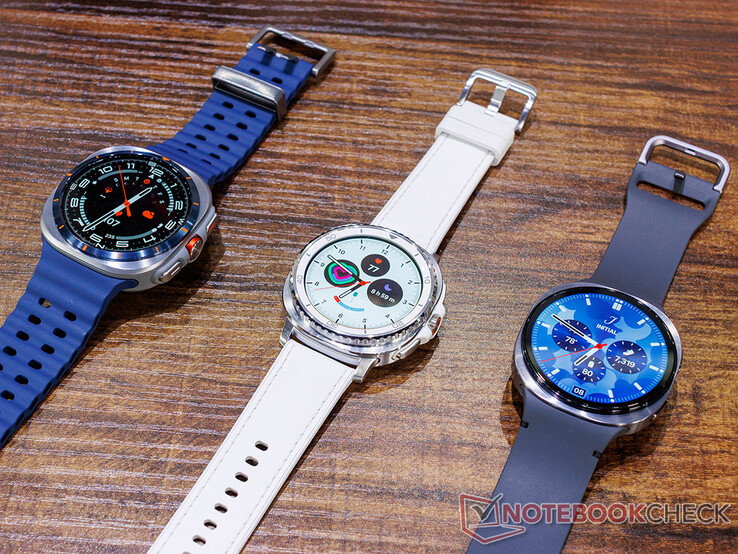2025 Galaxy Ultra obok Watch 8 Classic i Watch 8 (źródło obrazu: Notebookcheck)